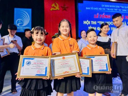 Lê Lê Hoàng Nguyên (thứ nhất từ trái sang) và nhóm tác giả nhận giải nhất hội thi Sáng tạo trẻ tỉnh Quảng Trị - Ảnh: T.H