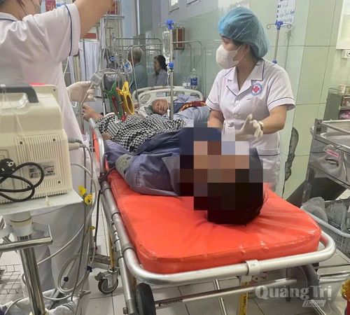 Bệnh nhân được đưa vào cấp cứu tại bệnh viện - Ảnh: CAXNC
