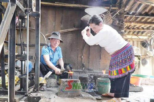 Vợ chồng anh Mùa A Trang duy trì nghề rèn truyền thống.
