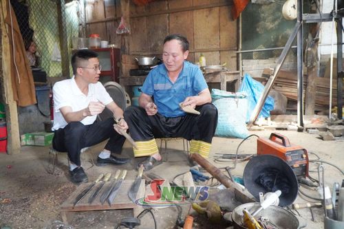 Anh Mùa A Trang giới thiệu sản phẩm dao rèn thủ công cho khách hàng.
