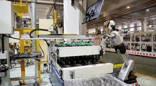 Robot hình người thực hiện công việc bốc xếp linh kiện tại một nhà máy sản xuất phụ tùng ô tô ở Hàng Châu, Trung Quốc. Ảnh: Reuters