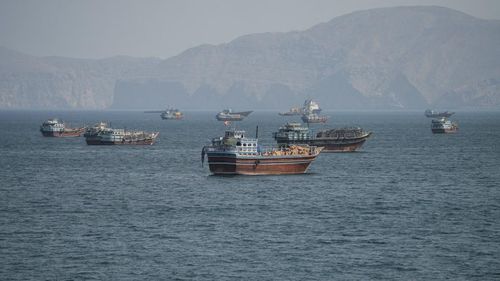 Tàu thuyền hoạt động tại eo biển Hormuz, nhìn từ bán đảo Musandam, Oman. Ảnh: Reuters