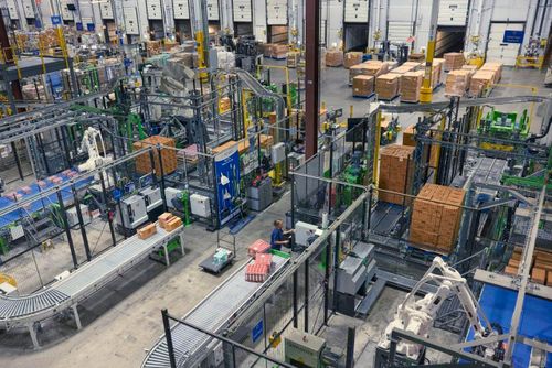  Robot đã được đưa vào sử dụng tại nhà kho Seymour của Walmart để hỗ trợ di chuyển các thùng hàng vào kho. Ảnh: Wall Street Journal. 