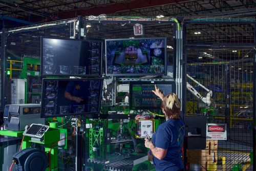  Hệ thống tự động giúp tạo thêm các công việc mới tại nhà kho, chuyên vận hành robot và phần mềm. Ảnh: Wall Street Journal. 