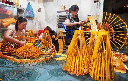 Làm lọng bằng thủ công tại một cơ sở trên đường Bùi Thị Xuân, phường Thuận Hóa, thành phố Huế. Ảnh: Nguyên Lý-TTXVN