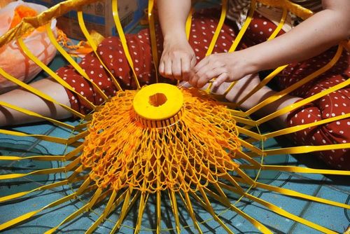 Phần lớn các công đoạn làm lọng ở thành phố Huế, được thực hiện bằng thủ công. Ảnh: Nguyên Lý-TTXVN