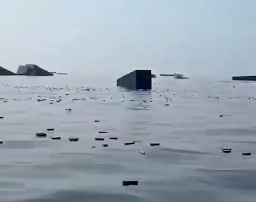 Hàng hóa trôi dạt trên biển