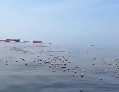 Hàng hóa trôi dạt trên biển