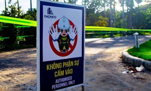 Hiện tại công trình vẫn trong giai đoạn hoàn thiện, chưa mở cửa đón người dân và du khách. Đơn vị thi công đặt các biển khuyến cáo người dân không tự ý đi vào khu vực dự án nhằm bảo đảm an toàn, tránh dẫm phải các vật liệu, dụng cụ xây dựng tại công trường.