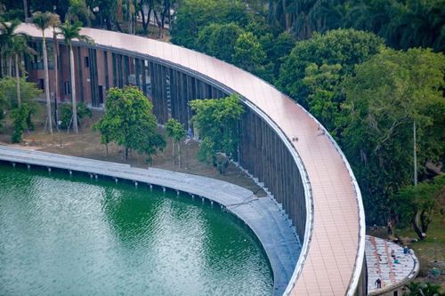 Chiếc nhẫn vì hòa bình uốn lượn qua những mảng xanh tại công viên. Công viên 29 Tháng 3 là lõi xanh nơi được mệnh danh là "lá phổi xanh" khu vực trung tâm thành phố Đà Nẵng.