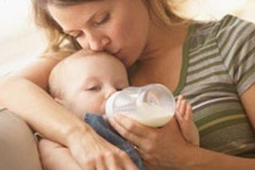 Bé nôn trớ có phải do dùng sữa ngoài?