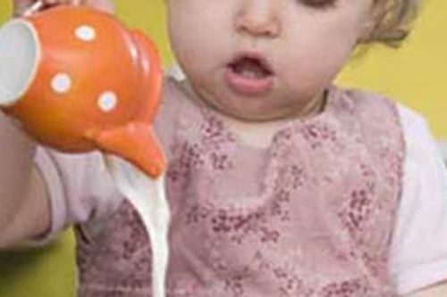 Mẹo hay giúp trẻ thích uống sữa