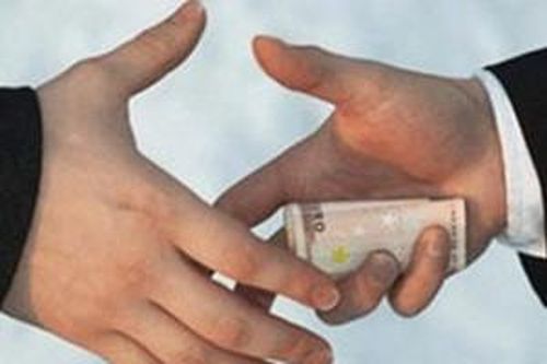Giám đốc Apple bị bắt vì nhận hối lộ 1 triệu USD