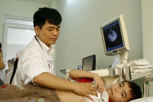 Khám bệnh miễn phí cho trẻ em nhân ngày 1-6