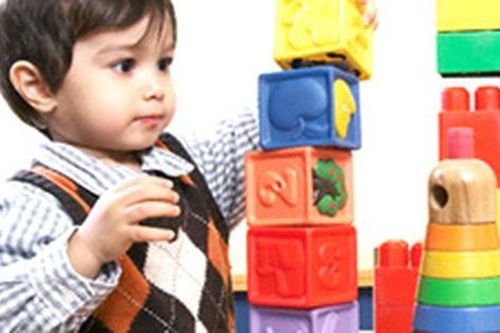 Chọn quà cho con dịp 1/6: Cảnh giác với đồ chơi sặc sỡ