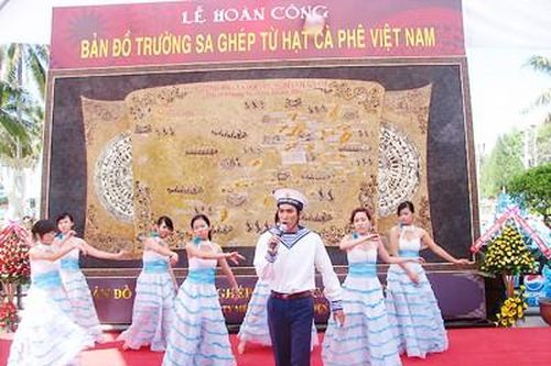Bản đồ Trường Sa ghép bằng hạt ca phê