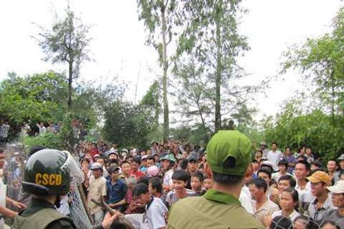 Hàng trăm người dân bao vây đòi 'xử' 2 tên cẩu tặc