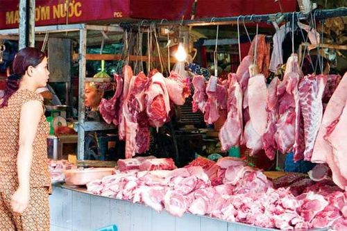 Giá rau giảm 50%, giá thịt lợn ổn định