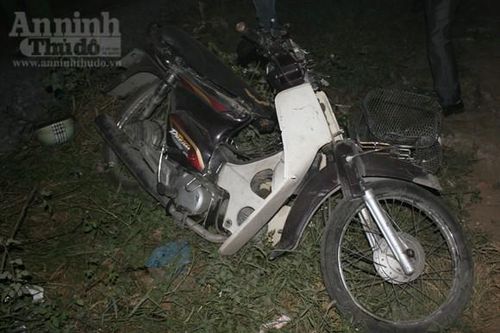 Tàu hỏa húc văng xe máy và ôtô