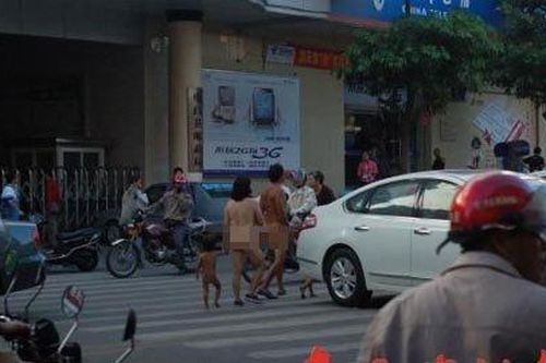 Cả nhà khỏa thân đi xin tiền viện phí