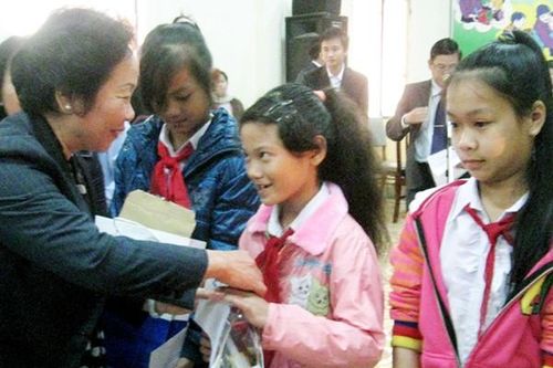 Phó Chủ tịch nước tặng quà trẻ mồ côi, gia đình chính sách