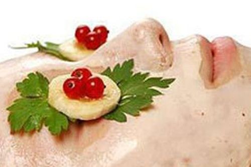 Đắp mặt nạ khoai tây để da căng mịn đón Tết