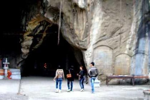Kỳ lạ hang động có 40 bia đá cổ khắc vào vách đá
