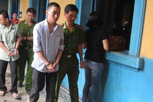 Vờ tặng quà, nam sinh ra tay giết bạn gái