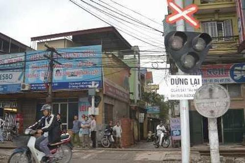 Hà Nội: Đèo ba vượt đường tàu, một người chết thảm