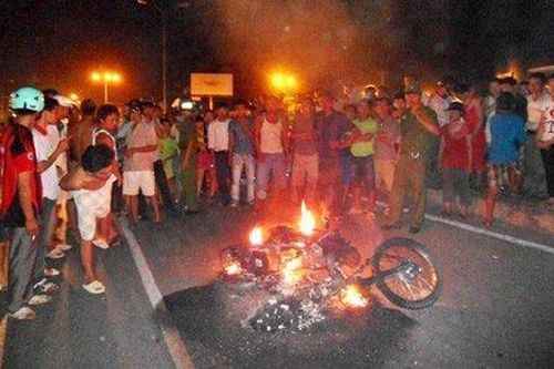 Hàng trăm người dân vây bắt 'cẩu tặc', đốt xe máy