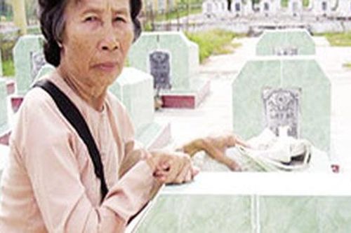 Cô Bảy Nhỏ đi bán vé số góp tiền xây nghĩa trang