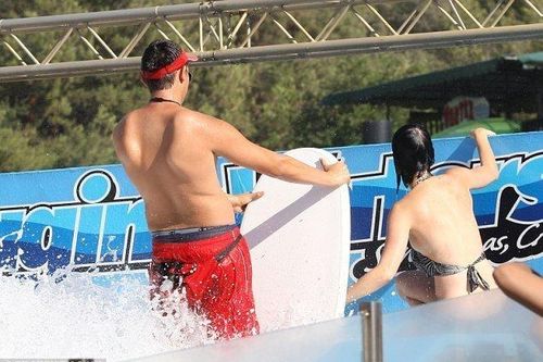 Katy Perry mải lướt ván tụt cả quần bơi