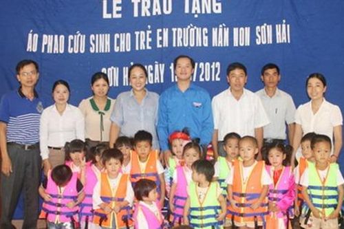 Trao tặng 100 chiếc áo phao cho học sinh mầm non vùng lòng hồ