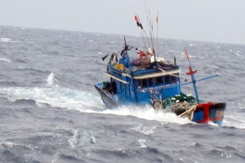 Cứu sống 10 ngư dân bị chìm tàu trên biển