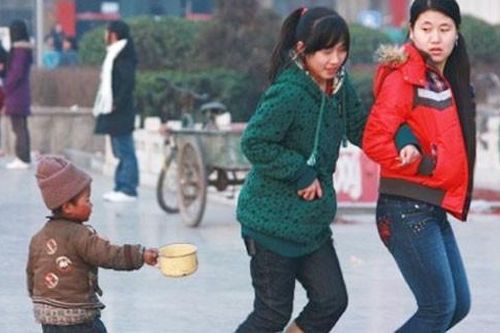 'Bó tay' với ăn xin chuyên nghiệp