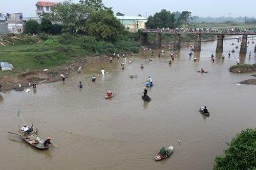 Chặn sông tận diệt cá bên Đại lộ Thăng Long