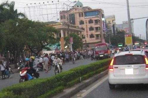 Nam sinh bị xe khách tông chết thảm