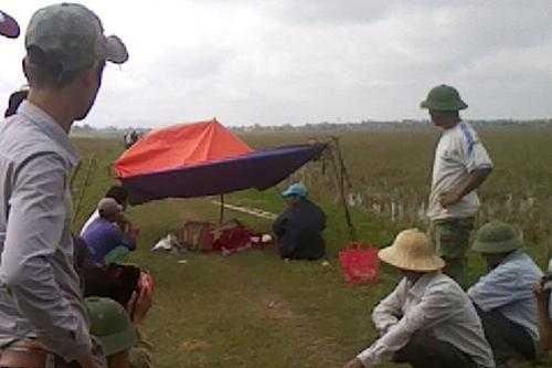 Thi thể người đàn ông nằm ngoài đồng với nhiều vết chém
