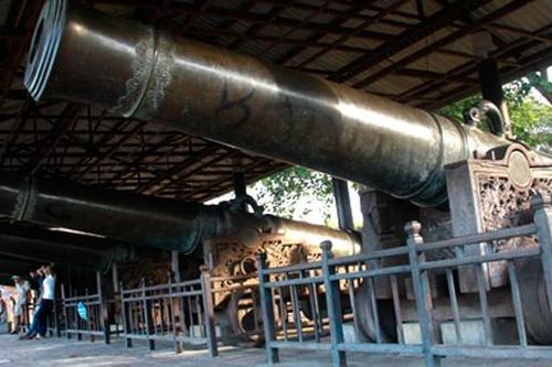 Chín vị 'thần oai vô địch'