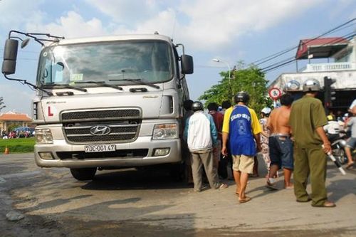 Nữ sinh lớp 10 chết thảm vì xe tải gây tai nạn