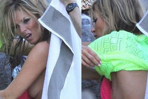 Kate Moss lại lộ ngực phẳng dù được che chắn