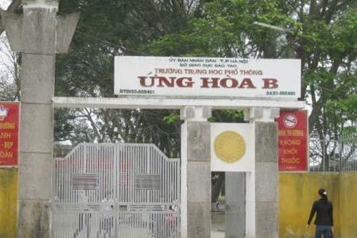 Hà Nội: Kinh hoàng học sinh chém nhau giữa sân trường