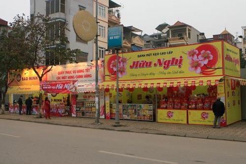 Các gian hàng Tết lại 'làm loạn' vỉa hè