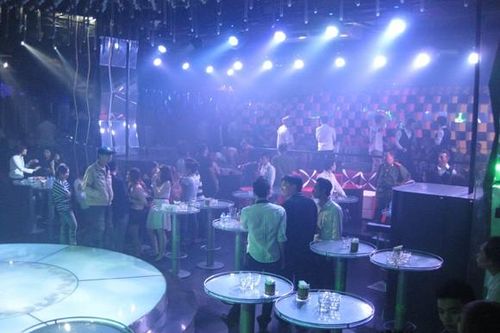 Hàng chục 'dân bay' phê ma túy trong quán bar 39
