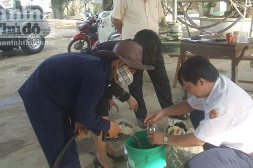 Mua phải xăng dởm, hàng chục xe máy gặp 'nạn'