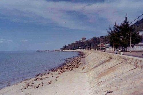 'Tâm sự' trên bờ kè, đôi nam nữ bị trộm mất quần