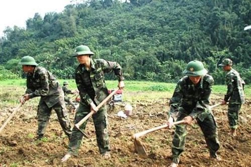 'Nhường cơm, sẻ áo' giúp đồng bào nghèo