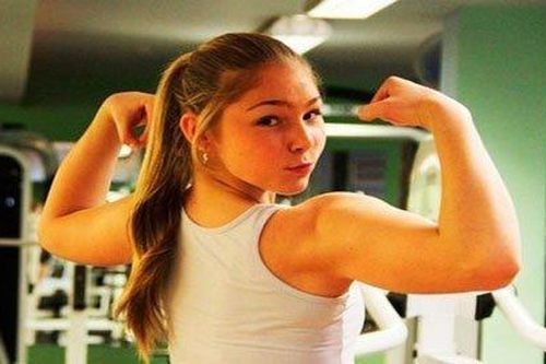 Bé gái 13 tuổi nâng tạ 110kg