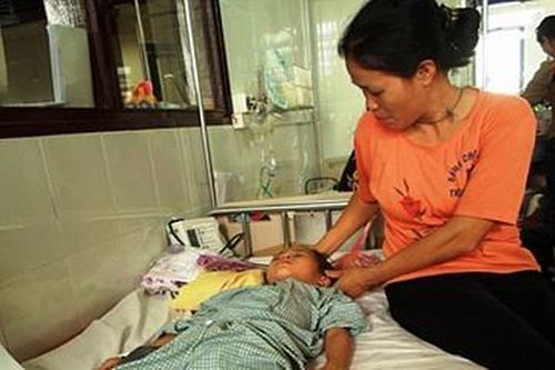 Bé gái 8 tuổi bị cậu tâm thần chém trọng thương