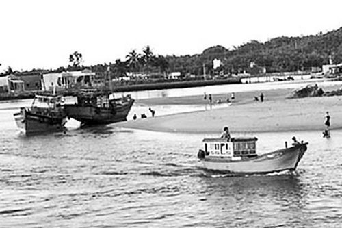 Nhiều cửa biển ở Quảng Ngãi bị bồi lấp, gây trở ngại cho ngư dân đánh bắt hải sản